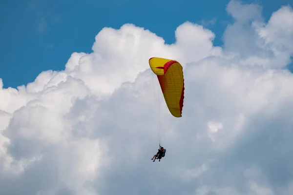 Tandem paragliders vliegen in de lucht — Stockfoto