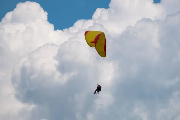 Parapentes Tandem voando no céu — Fotografia de Stock