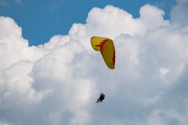 Tandem paragliders flying in the sky — Stock Photo, Image