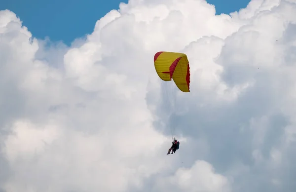 탠덤 패러글라이더 하늘을 날고 — 스톡 사진