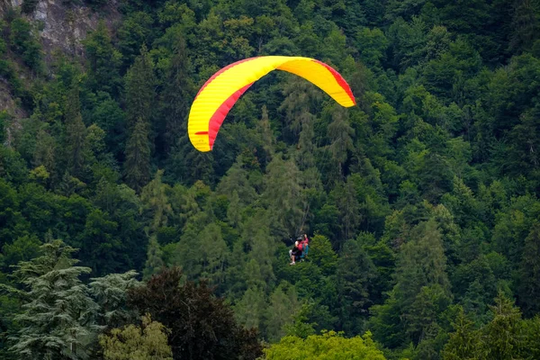 Tandem paragliders flying in the cloudy sky — Stock Photo, Image