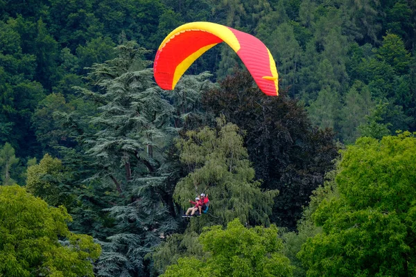 Parapentes en tándem volando en el cielo nublado — Foto de Stock