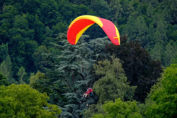 Parapentes en tándem volando en el cielo nublado — Foto de Stock