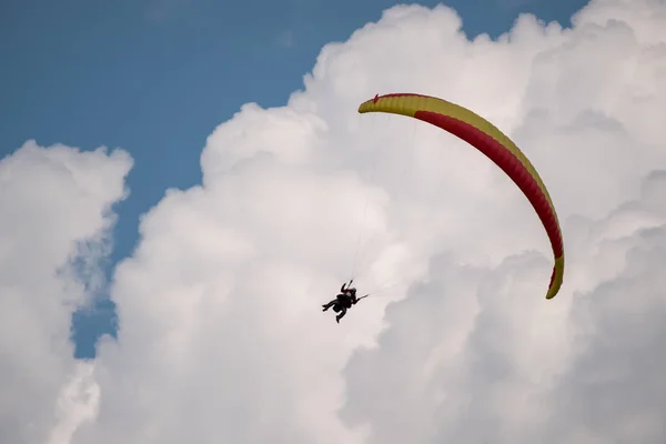 Gökyüzünde uçan tandem paraşütler — Stok fotoğraf