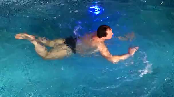 Maduro homem natação no o piscina — Vídeo de Stock