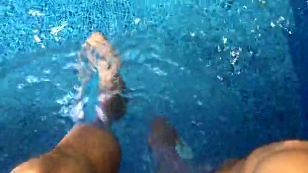 Manliga fötter i poolen — Stockvideo