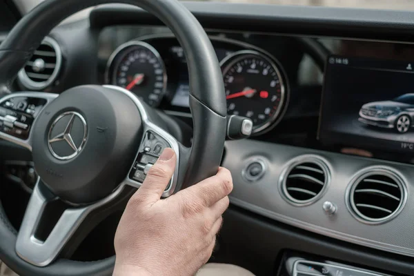 Homem usa controles de toque no volante — Fotografia de Stock