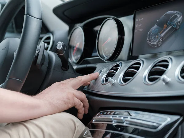 Homem testando controle de carro adicional em carro de luxo — Fotografia de Stock