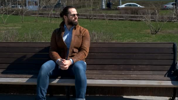 Dos hombres intercambian sobres al aire libre — Vídeos de Stock