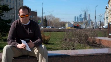 İki adam açık havada zarf değişimi