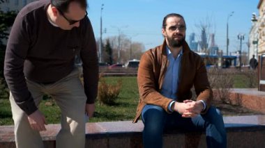 İki adam açık havada zarf değişimi