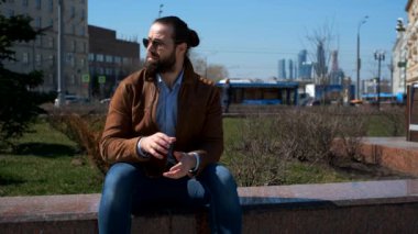 İki adam açık havada zarf değişimi