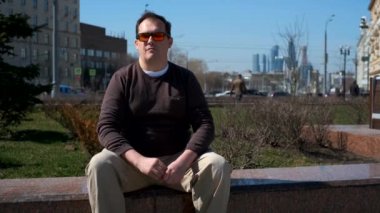 İki adam açık havada zarf değişimi