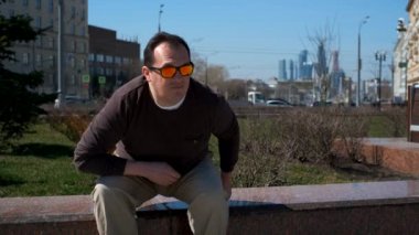 İki adam açık havada zarf değişimi