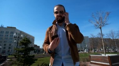 Duygusal işadamı sinirli telefonda konuşurken