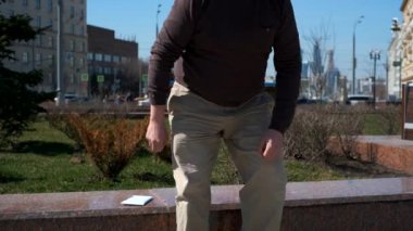 İki adam açık havada zarf değişimi