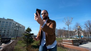 Duygusal işadamı sinirli telefonda konuşurken