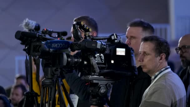 Tv-journalisten maken zich klaar om te interviewen — Stockvideo