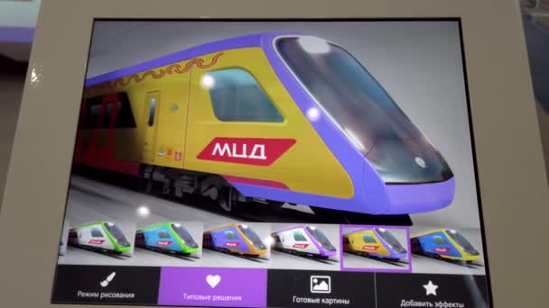 Utställnings besökaren väljer färg på framtida tåg på en surfplatta med pekskärm — Stockvideo