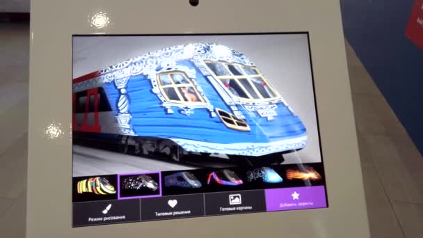 Ausstellungsbesucher wählt die Farbe zukünftiger Züge auf einem Tablet mit Touchscreen — Stockvideo