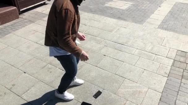 Homme tombe smartphone en plein air — Video