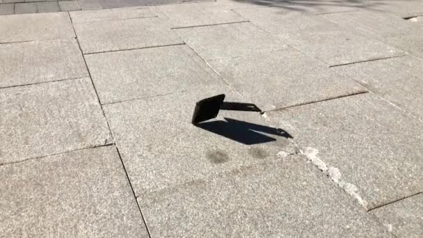Смартфон падает на улицу — стоковое видео