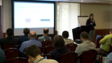 Öğretim görevlisi Konferansı'nda seyirci dinler