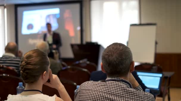 Publikum poslouchá přednášející na konferenci — Stock video