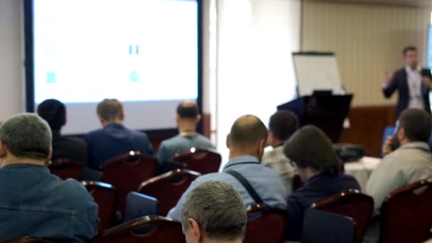 Publiek luistert naar de docent tijdens de conferentie — Stockvideo