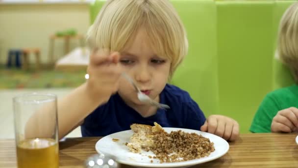 男の子の兄弟は台所で昼食を食べる — ストック動画