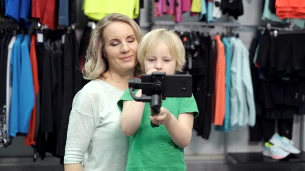 Moeder en zoon met behulp van smartphone met stabilisator — Stockvideo