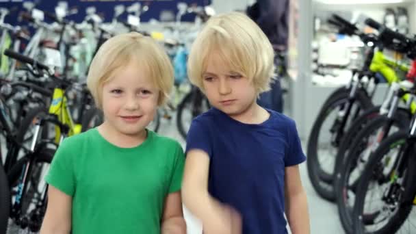 Счастливые мальчики братья в спортивном магазине — стоковое видео