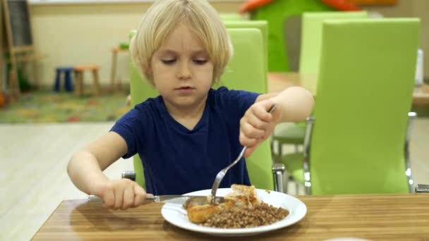 Jongens broers eten lunch in de keuken — Stockvideo