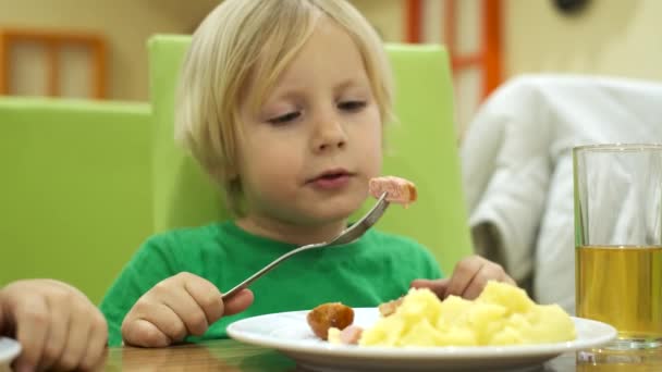 Jongens broers eten lunch in de keuken — Stockvideo