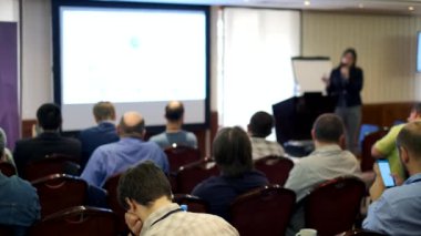 Öğretim görevlisi Konferansı'nda seyirci dinler