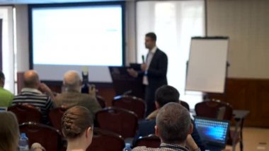 Öğretim görevlisi Konferansı'nda seyirci dinler