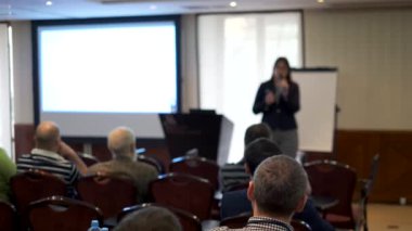 Öğretim görevlisi Konferansı'nda seyirci dinler