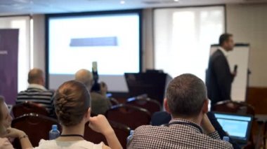 Öğretim görevlisi Konferansı'nda seyirci dinler