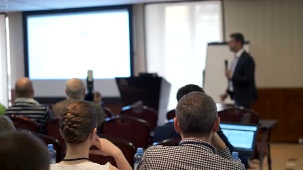 Audience listens to the lecturer at the conference — Stock Video