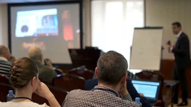 El público escucha al conferenciante en la conferencia — Vídeo de stock