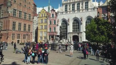 Eski şehrin turistik yerlerini ziyaret eden turistler