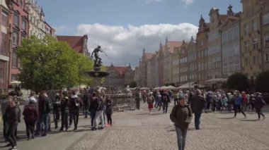 Eski şehrin turistik yerlerini ziyaret eden turistler