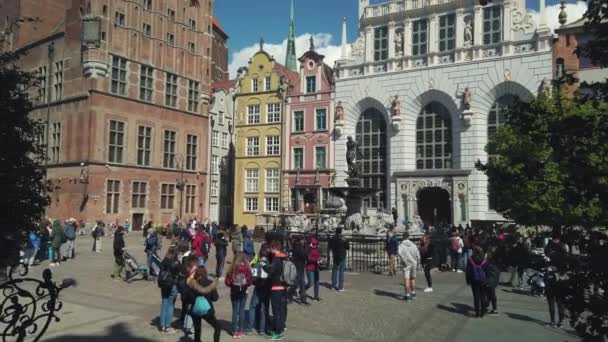 Touristen besuchen die Sehenswürdigkeiten der Altstadt — Stockvideo