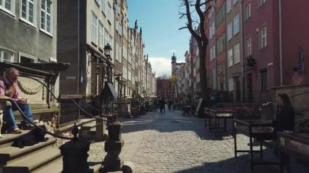 Turiștii care vizitează obiectivele turistice ale orașului vechi — Videoclip de stoc
