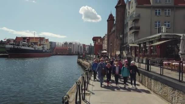 POV séta a régi városi kikötő töltésen — Stock videók