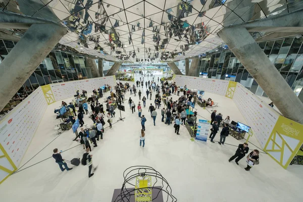 Visitors watch exhibits of the robotics forum exhibition — Stock Photo, Image