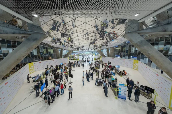 Visitors watch exhibits of the robotics forum exhibition — Stock Photo, Image