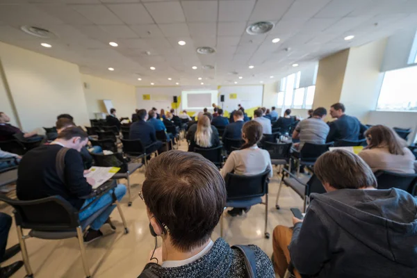 Öğretim görevlisi Konferansı'nda seyirci dinler — Stok fotoğraf