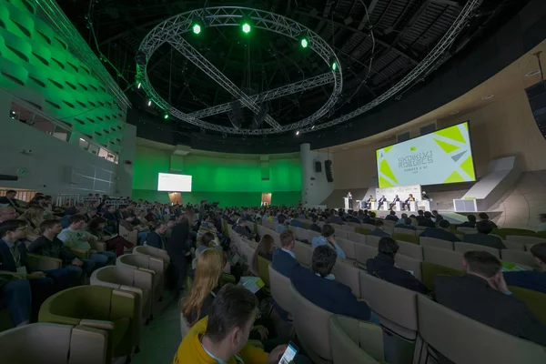 Люди принимают участие в бизнес-конференции в большом конгресс-зале — стоковое фото