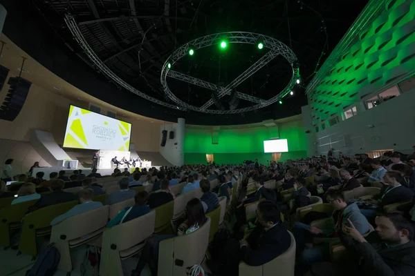 Pessoas participam de conferência de negócios em grande sala de congressos — Fotografia de Stock